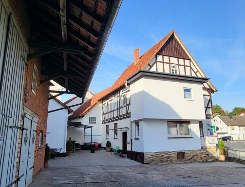 Außenansicht mit Sitzmöglichkeiten und Grillplatz