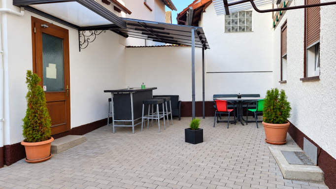 Außenansicht mit Sitzmöglichkeiten und Grillplatz